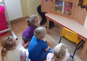 Dzieci oglądają teatrzyk "Jaś i magiczna fasola".